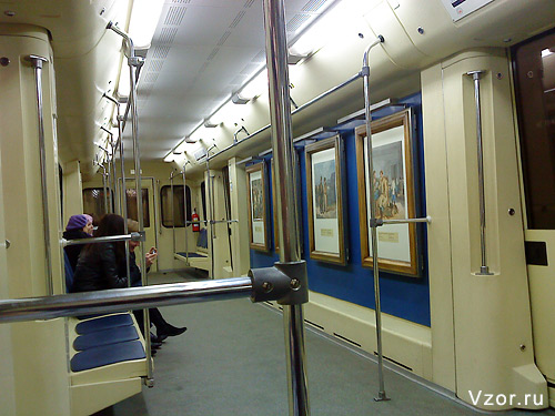 картиная галерея в вагоне метро