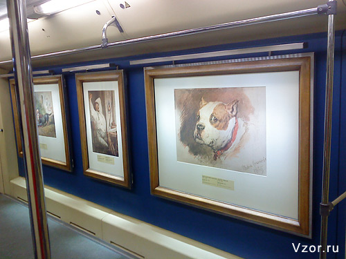 картинная галерея в вагоне метро